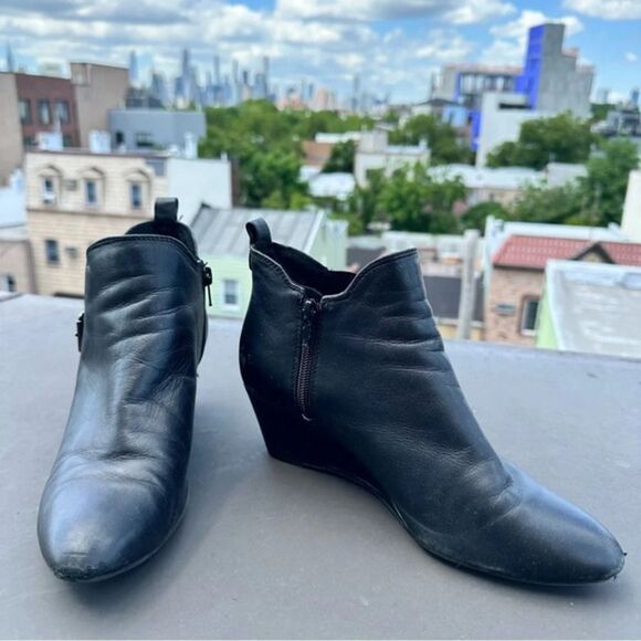 Anne Klein black leather ankle boots size 7.5 pointed toe wedges booties indie - Picture 1 of 3